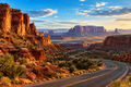 Canyon di roccia rossa e strada panoramica nel Sud-Ovest americano al tramonto